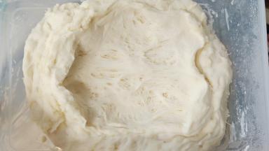 ***配方给的是2个奶酪包的量，此次我只做了一半的量***
首先，把中种的材料混至无干粉，密封放冰箱冷藏10-12小时。