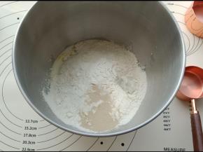 把中种和主面团除黄油以外的其他材料一起放入厨师机里。