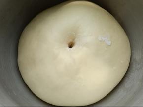 夏天大概35分钟左右，用手指粘面粉在面团中间戳个洞，不回缩，不塌陷就发好了。