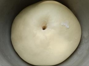 夏天大概35分钟左右，用手指粘面粉在面团中间戳个洞，不回缩，不塌陷就发好了。