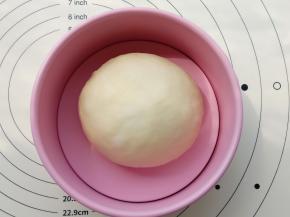 取出面团揉圆排气放入6寸不粘蛋糕模具里，进行二发（二发温度不要超过38度）