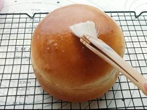 11.面包出炉表面刷一层黄油（刷油可省略）晾一会。