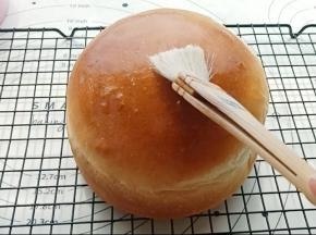 11.面包出炉表面刷一层黄油（刷油可省略）晾一会。