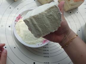 把奶酪馅夹在夹缝里，切面也抹上奶酪馅。表面再粘上奶粉。