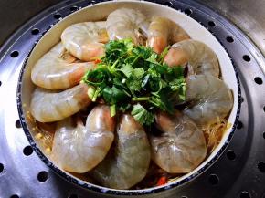 上锅蒸，水开后蒸8分钟即可