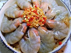 中间放上搅拌过的蒜末