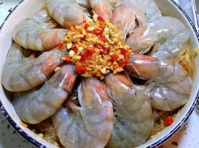 中间放上搅拌过的蒜末