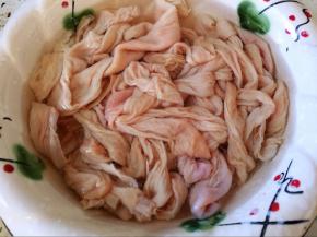 猪肠用盐、小苏打里外翻洗干净备用