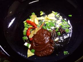 放入黄豆酱翻炒一下