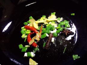 油锅烧热，放入八角桂皮香叶，葱姜红辣椒爆香
