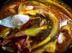 锅中添水，放入牛尾巴鱼，放盐