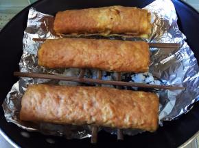 卷煎放在筷子搭的架子上