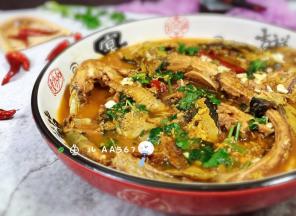 撒蒜末和香菜碎，装盘食用