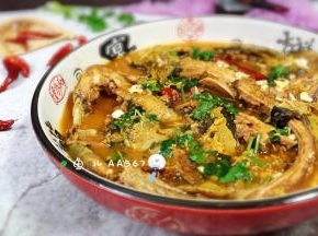 撒蒜末和香菜碎，装盘食用