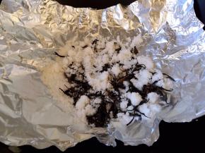 锅中放锡纸，锡纸上撒白糖和茶叶