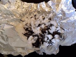 锅中放锡纸，锡纸上撒白糖和茶叶