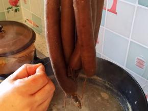 小火煮2分钟后，用针扎一下放气，以免胀开