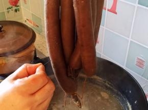小火煮2分钟后，用针扎一下放气，以免胀开