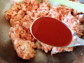 猪肉馅放入腐乳汁