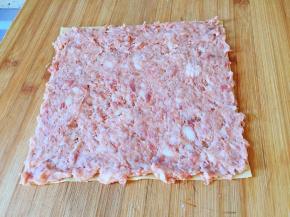 肉馅均匀铺在豆腐皮上