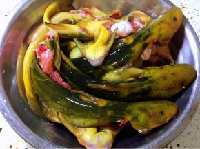 牛尾巴鱼去鳃、去内脏，洗净