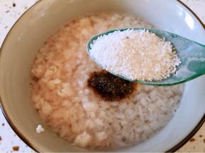 放盐（一共是这样的三小勺）