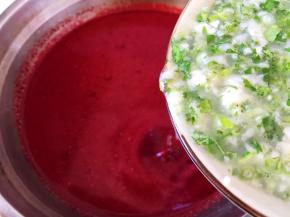 混合均匀的调料倒入猪血中