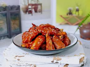 盛出装盘，撒上熟白芝麻点缀。