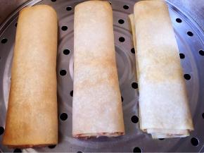 卷起后放入蒸锅