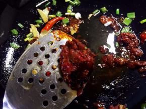 放入郫县豆瓣酱翻炒片刻