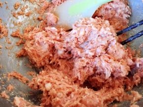 顺一个方向搅打上劲，搅打至肉馅粘稠