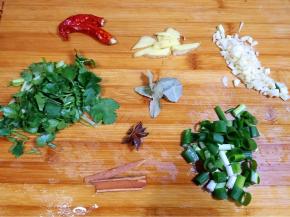 葱切段、生姜切小块，大蒜切末，香菜切碎