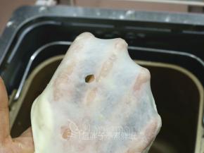 用后油法将面团揉到能拉出薄膜。一开始面团会比较难揉发干，因为这时候燕麦粥还没有完全和面粉融合，切忌这时候一看到太干就加入大量的牛奶。