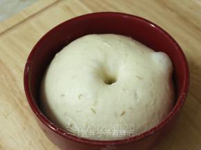 大概60分钟后，面团发酵到两倍大，手指沾面粉戳一个洞，不回缩、不塌陷即表示发酵完成。