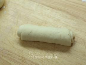 由上往下卷起来，收口记得捏紧。这就完成第一次擀卷，盖上保鲜膜松弛15分钟。4个面团都如此处理。