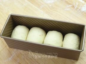 4个面团都放入学厨300g吐司模中。
