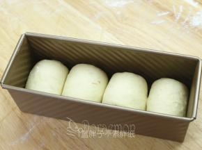 4个面团都放入学厨300g吐司模中。