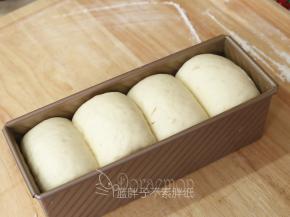 把模具放入烤箱中进行发酵，35℃，一直发酵到9分满，轻轻按压面团会回弹。大约需要1个小时。