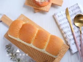 烤好的吐司立即脱模，完全晾凉之后再切片。