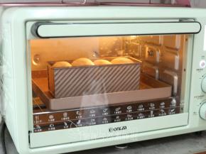 发酵好的面团送入预热好的烤箱，下层，上下火170℃，烘烤35分钟。