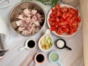 先来准备食材：取两个大番茄，洗净去蒂，切成小碎粒备用。牛腩解冻，放入清水中浸泡半小时以上，中间换一次水，泡出血水，再用流水反复冲洗几次沥干水分备用。葱姜蒜切好，调料备齐。