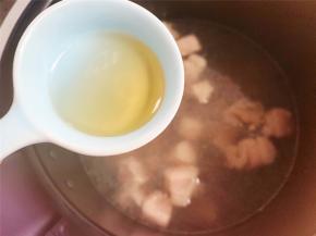 牛腩块冷水下锅，大火煮开，加入一勺料酒去腥，大概煮个5分钟左右，牛腩块全部变成白色即可捞出沥水备用。