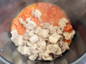 把焯过水的牛腩块倒入锅中，翻炒均匀。