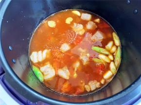 加入适量开水，没过食材即可