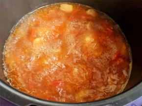 大火煮开传中小火炖煮30分钟左右，直到牛腩块用筷子一插就透。