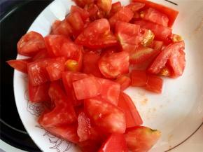 把剩下的番茄丁倒入锅中，大火再炖煮个10分钟左右即可。最后可以尝一下味道，根据自己的口味添加食盐个黑胡椒粉。