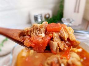 今天这道番茄炖牛腩你喜欢吗？有没有看着图片流口水呀？欢迎给我留言，一起探讨美食的乐趣！如果你也喜欢，记得收藏并转发给更多的朋友。你的支持，是我最大的动力！