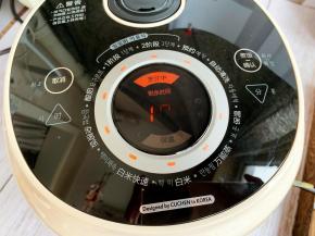 选择电饭锅上的宝宝粥功能，时间一小时，这个是属于小火慢炖，煮至30分钟之后，每隔十分钟打开锅盖搅拌一分钟