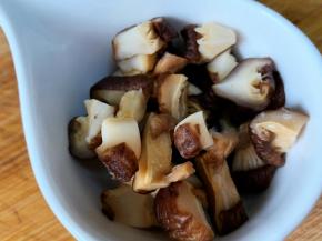 煮粥的时候，我们来准备配菜，香菇提前泡发，切成小粒