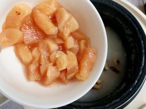 粥底煮至还剩十分钟的时候，加入香菇粒和腌制好的鸡胸肉